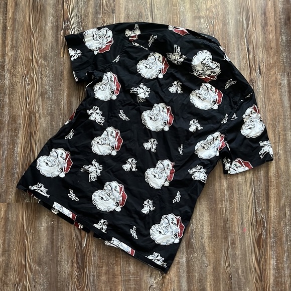 Men’s Black Short Sleeve Santa Holiday Button Down Shirt - Picture 3 of 3